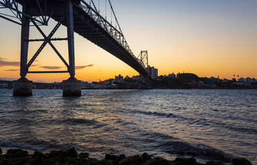 Fototapeta premium o mar e o pôr-do-sol Ponte Hercílio Luz de Florianópolis SC Brasil Florianopolis 