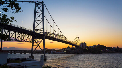 paisagem do pôr-do-sol e a construção da Ponte Hercílio Luz de Florianópolis SC Brasil   Florianopolis 
