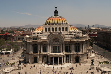 Fototapeta na wymiar The Palacio de Bellas Artes/Palace of the Fine Arts on a sunny and busy day, Mexico City