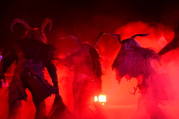Geschnitzte Masken bei einer Rauhnacht Show