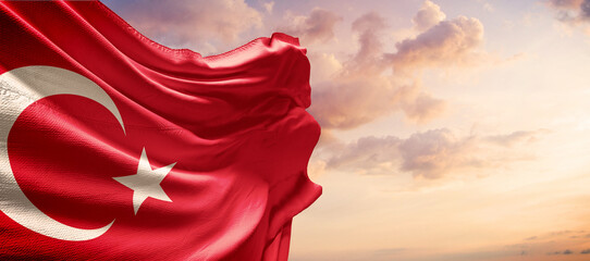 Türk bayrağı ve mavi gökyüzü bulutlar. Translation: Turkish flag and blue sky with clouds.
 - obrazy, fototapety, plakaty