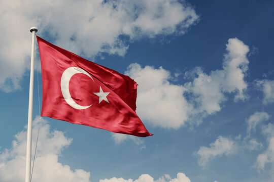 Türk bayrağı ve mavi gökyüzü bulutlar. Translation: Turkish flag and blue sky with clouds.
