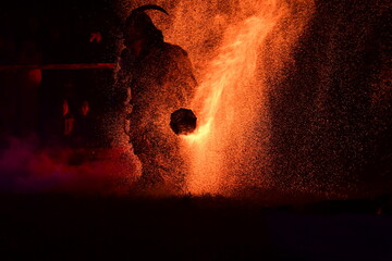 Hexen und Teufel mit geschnitzten Masken bei einer Rauhnacht Show - obrazy, fototapety, plakaty