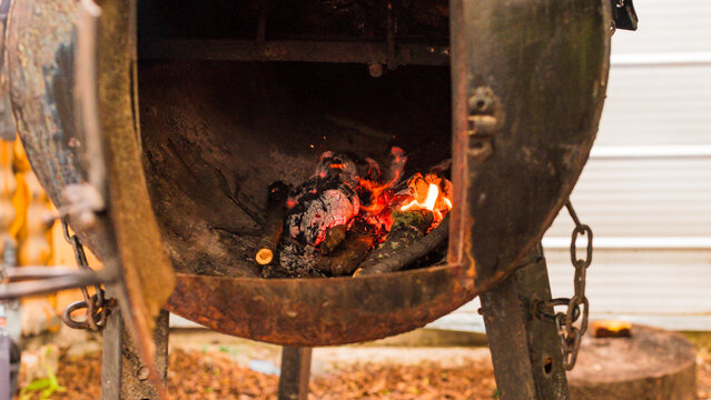 Parrilla oxidada y desgastada del campo magall&aacute;nico llamada chulengo, con el fuego en su interior que se usa para cocinar o calentar. El fuego se sit&uacute;a en el centro de la parrilla.