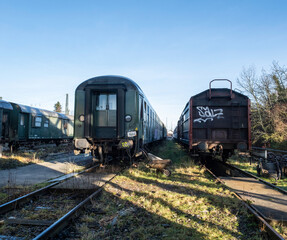 Fototapeta na wymiar Züge und Lokomotiven auf dem Abstellgleis