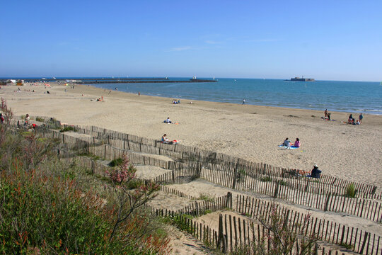 Plage Richelieu Le Cap d'Agde, ile Fort Brescou, &icirc;le vocanique basaltique au large du Cap d'Agde, jet&eacute;e du port, golfe du Lion,  H&eacute;rault Occitanie Golfe du Lion Languedoc Roussillon Sud de la France
