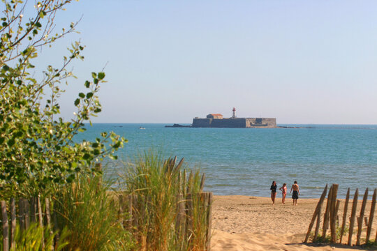Plage La Cap d'Agde,  ile Fort Brescou, &icirc;le basalte au large du Cap d'Agde H&eacute;rault Occitanie Golfe du Lion Languedoc Roussillon  Sud de la France