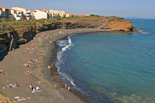 Plage de la Grande Conque au Cap d'Agde plage sable volcanique, plage noire Agde, g&eacute;ologie, H&eacute;rault Occitanie Languedoc Roussillon 