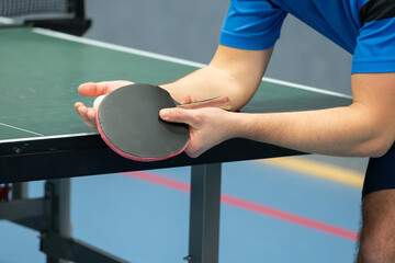 table tennis player serving in a table tennis championship match - obrazy, fototapety, plakaty