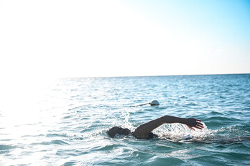 Naklejka premium Woman swimming and exercising on the beach in Jamaica