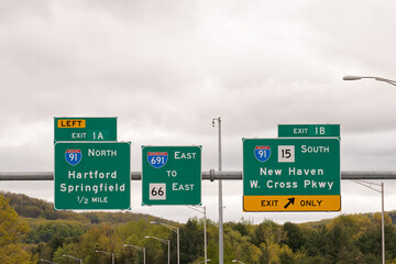 Exit signs in Meriden Connecticut on Interstate 691 for I-91 North toward Hartford and Springfield and I-91 South to New Haven and W. Cross Pkwy - obrazy, fototapety, plakaty