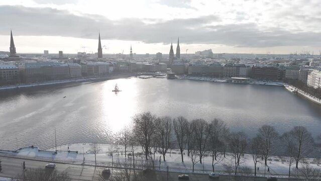 Binnenalster mit Hambuger Rathaus im Winter
