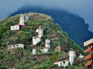 Fototapeta na wymiar Alte Mühlen am Berg über Santa Cruz de La Palma