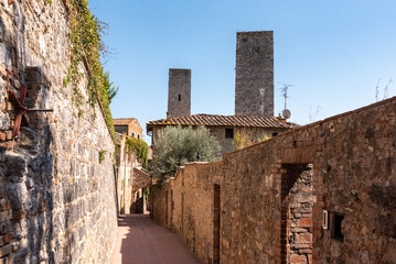 The towers Cugnanesi and Becci in San Gimignano, seen from the via del Prunello - obrazy, fototapety, plakaty