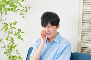 歯が痛い男性