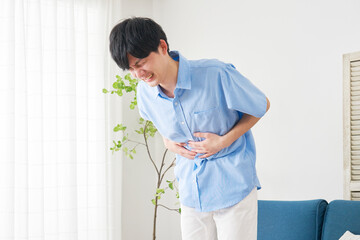 自宅で腹痛がする男性