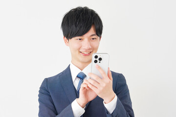 スマートフォンを使うビジネスマン　白背景