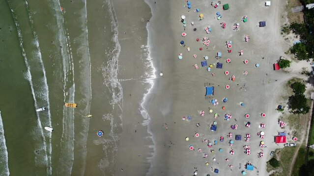 Orla e guarda s&oacute;is de turistas na praia de Bora Bora em S&atilde;o Sebasti&atilde;o, SP, Brasil
