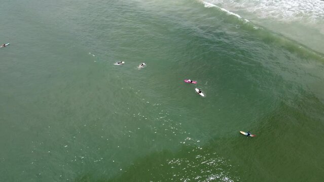 Vis&atilde;o a&eacute;rea de pessoas em canoas no mar de s&atilde;o sebasti&atilde;o 