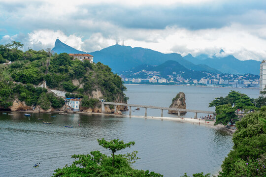 Ilha de Boa Vista em Niterói ao lado e abaixo rio de boa vista, no fundo o cristo redentor no Rio de Janeiro