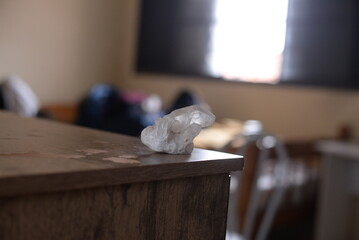 Pedra quartzo branco em cima da mesa de madeira no quarto a luz do dia - obrazy, fototapety, plakaty