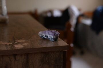 Pedra ametista roxa em cima da mesa de madeira no quarto