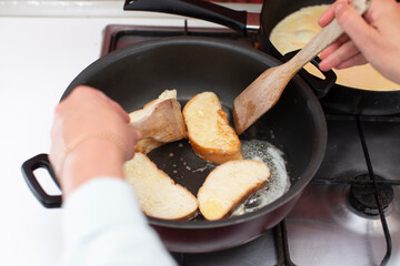 Fry white loaf croutons in a frying pan. Cook breakfast.