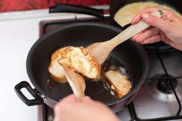 Fry white loaf croutons in a frying pan. Cook breakfast.