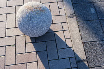 丸石と伸びた影