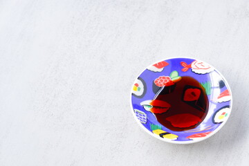 お醤油を注いだ小皿