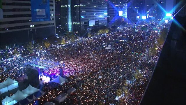 광화문 광장을 가득메운 촛불집회 참가자들의 촛블 파도 나는 부감 영상