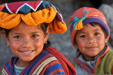 Pisaq (Peru) - Two children at the market - obrazy, fototapety, plakaty