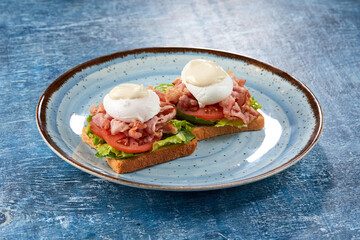 toast with poached egg and bacon