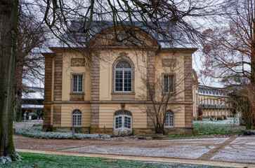 Historisches Gebäude im Kurpark von Bad Nenndorf im Winter
