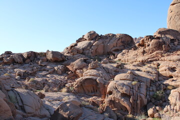 A beautiful  daytime view of the mountain range adjacent to Split Rock in Tabuk, Saudi Arabia.