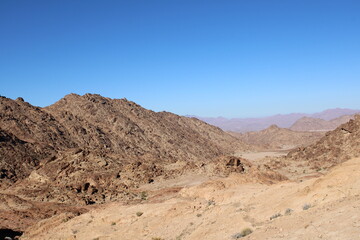 Fototapeta na wymiar A beautiful daytime view of the mountain range adjacent to Split Rock in Tabuk, Saudi Arabia.