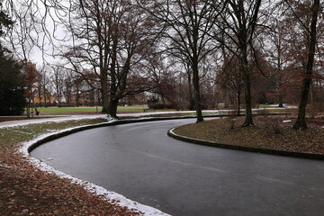 Blick in den Winterlichen Schlosspark im Zentrum von Bayreuth in Bayern	