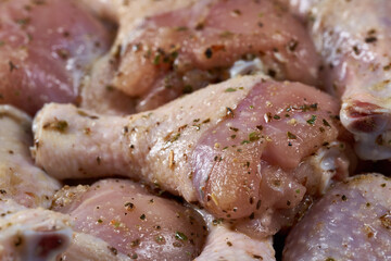 Seasoned raw chicken drumsticks