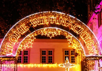 Leuchtreklame Frohe Weihnachten in Koblenz vor dem Weihnachtsmarkt
