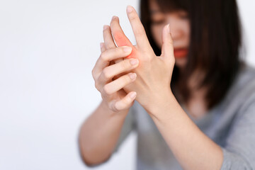 Obraz na płótnie Canvas Woman has finger joint pain due to rheumatoid arthritis. Health care concept.