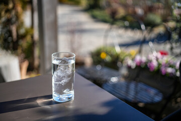 カフェのテラス席に置かれたお冷