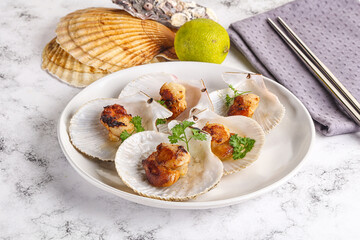 Grilled scallops shell with butter