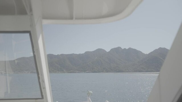 山々を望む穏やかな海の船旅（slog3）