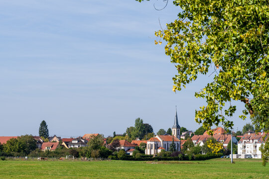 Village de Lampertheim : L'&eacute;glise catholique au premier plan, typique de l'Alsace, CeA, Grand Est, France