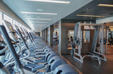Moderne Fitnessgeräte in Sportstudio auf Kreuzfahrtschiff - Modern cardio fitness equipment...