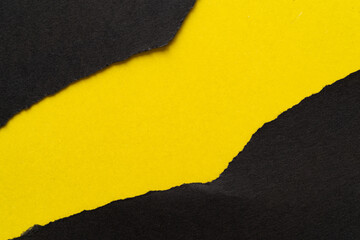 破れた黒い紙に黄色背景