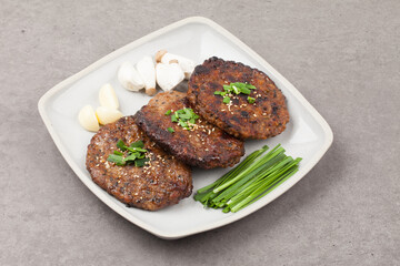A dish made by mincing rib meat, seasoning it, and then placing it on the rib bone and grilling it.