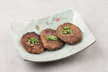 A dish made by mincing rib meat, seasoning it, and then placing it on the rib bone and grilling it.