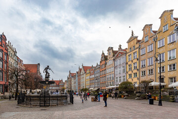 Obraz premium Langer Markt mit Neptunbrunnen in Danzig an einem Morgen im November.