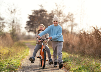 Fröhliche Kinder mit dem Fahrrad